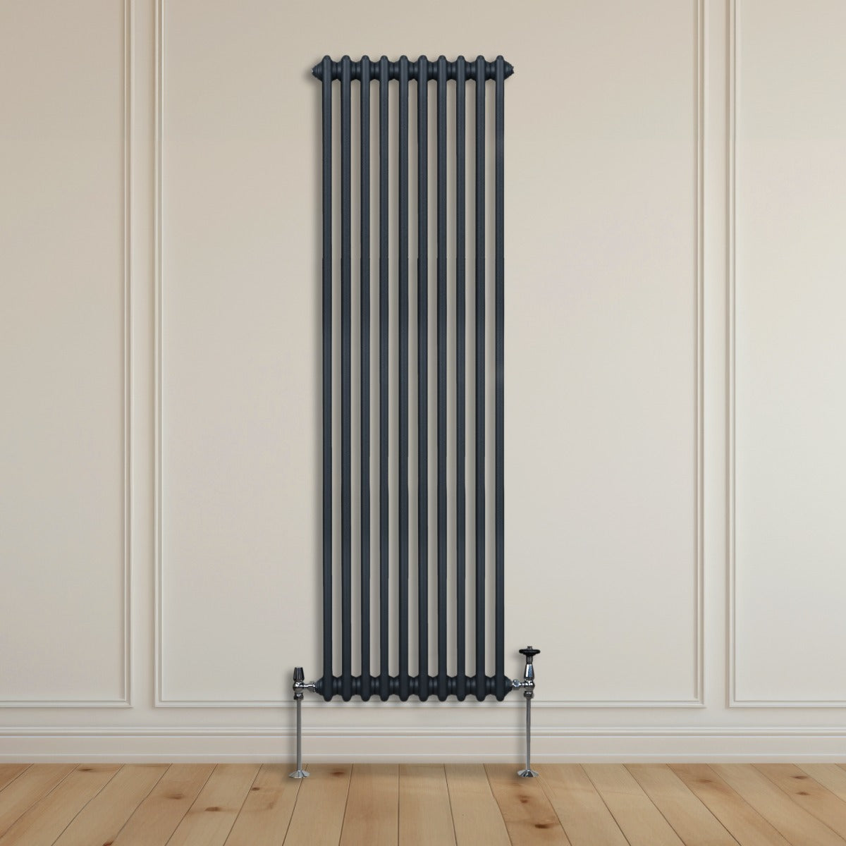 Termosifone a 2 colonne grigio antracite, alto e sottile, con finitura liscia e supporti metallici, installato su parete chiara