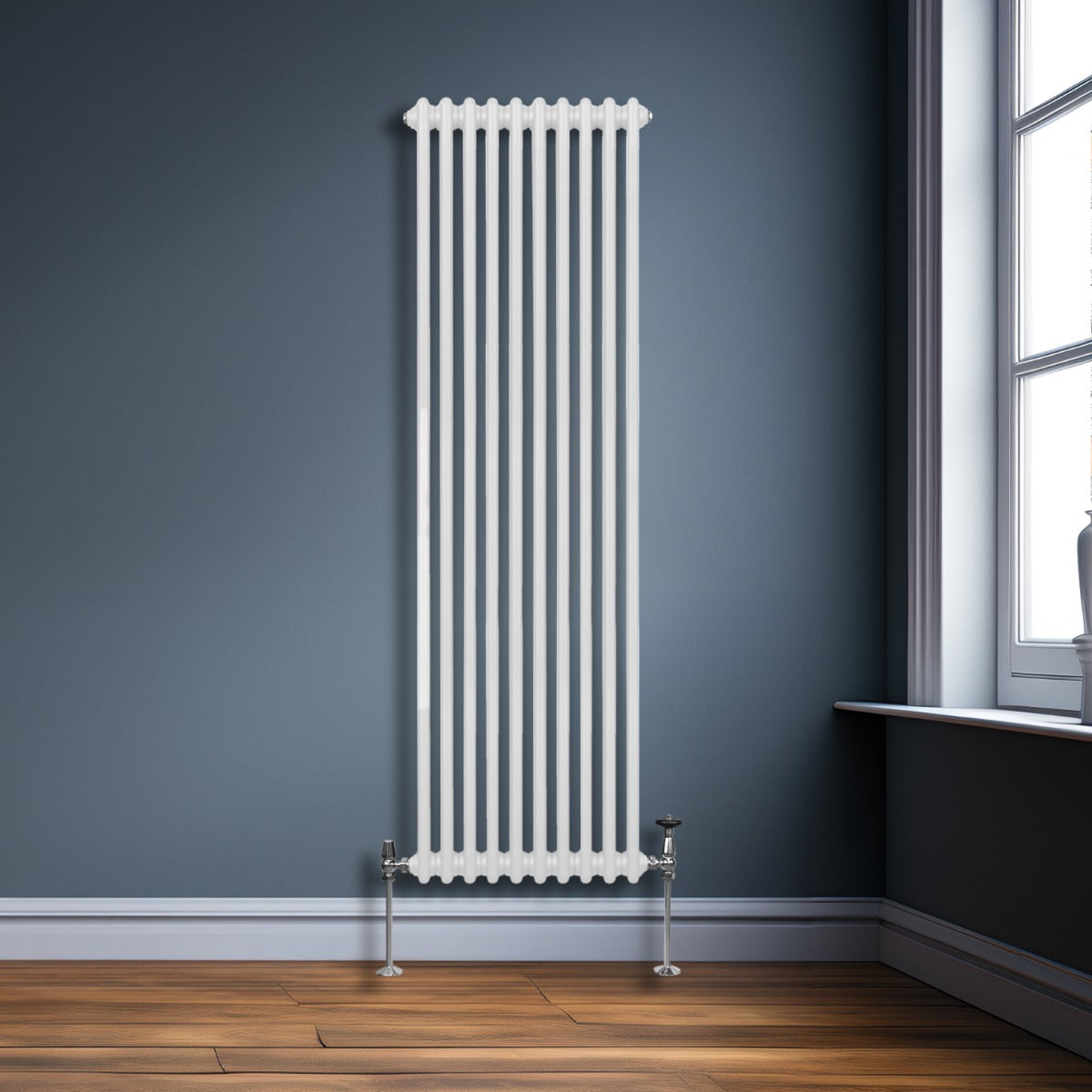 Termosifone a 2 colonne bianco, alto e stretto, installato su una parete blu, con tubi metallici e pavimento in legno lucido