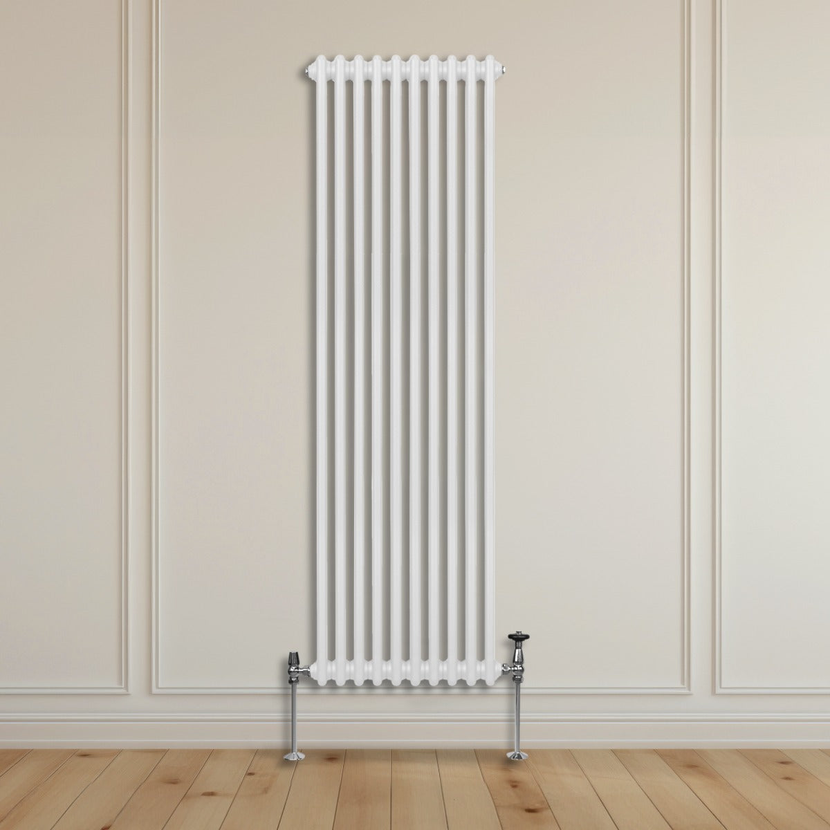 Termosifone bianco a 2 colonne, alto 1800 mm e largo 472 mm, con finitura liscia e supporti metallici lucidi su parete chiara