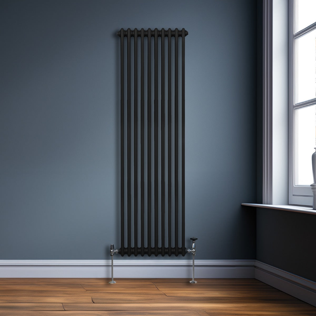 Termosifone a 2 colonne nero, 1800 x 472mm, con finitura liscia e tubi verticali, posizionato su parete blu in ambiente moderno