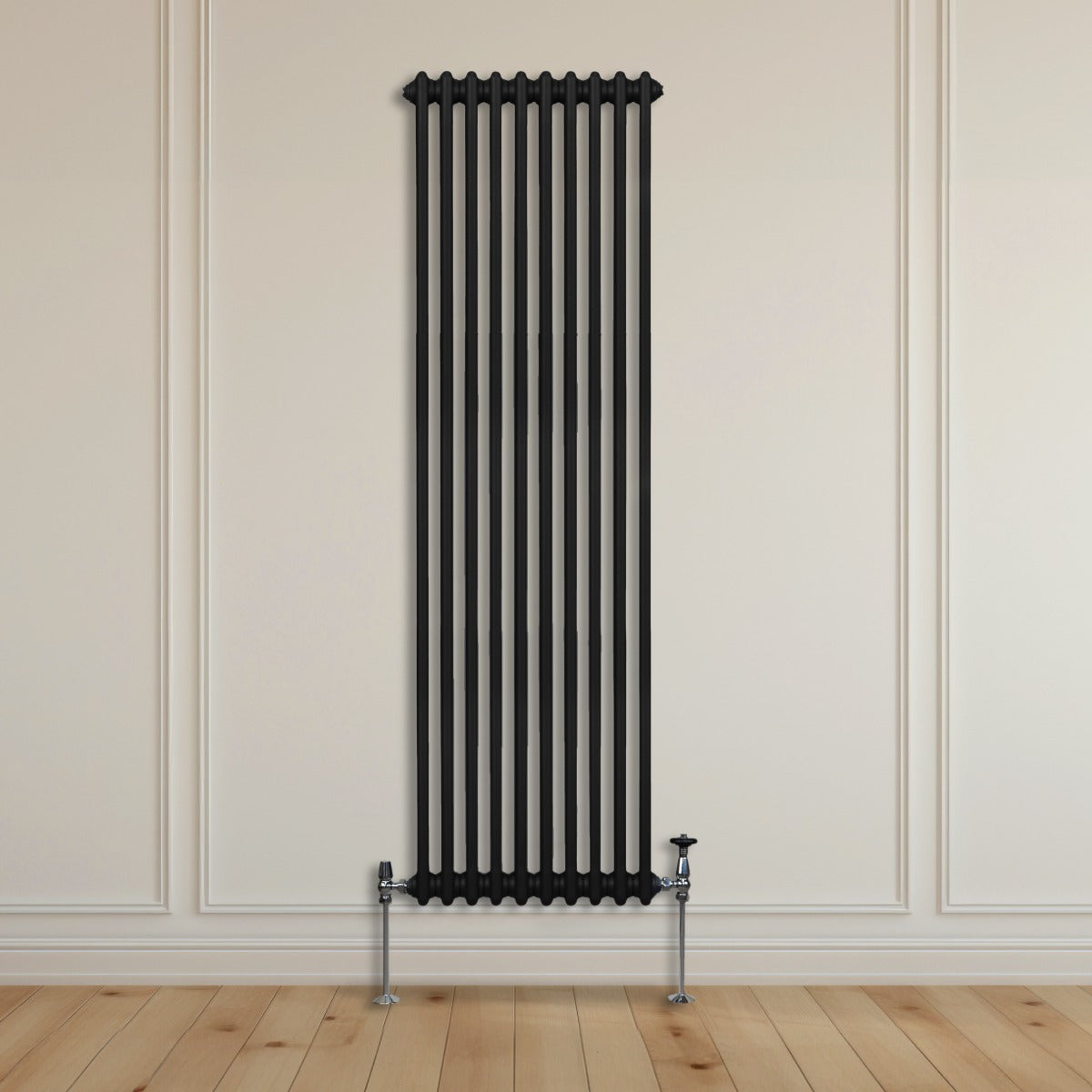 Termosifone a 2 colonne nero, 1800 x 472mm, con finitura liscia e tubi verticali, installato su parete bianca con pavimento in legno chiaro