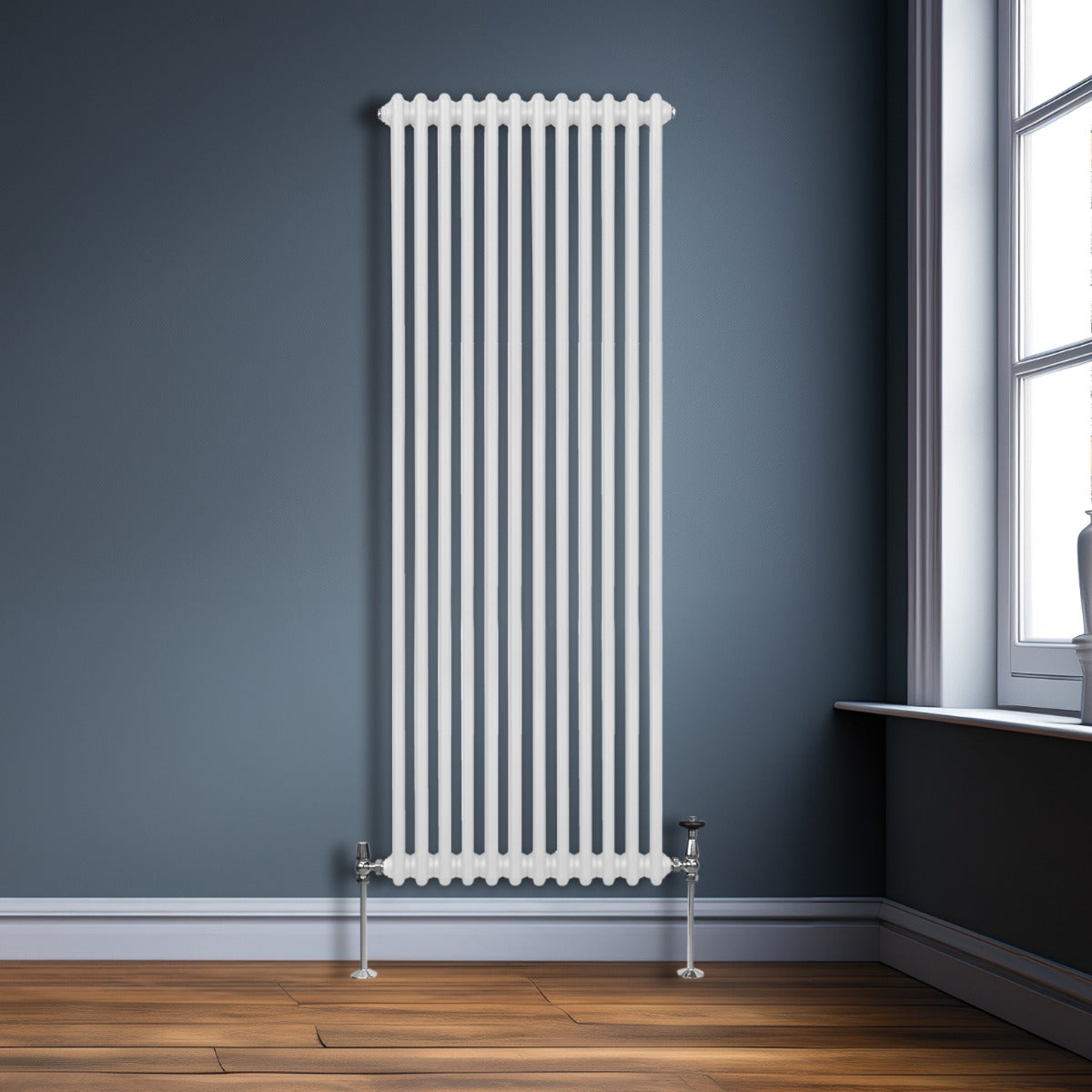 Termosifone a 2 colonne bianco, 1800 x 562mm, con finitura liscia, posizionato su una parete blu, pavimento in legno lucido