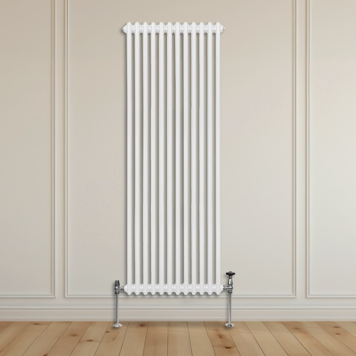 Termosifone a 2 colonne bianco, alto e sottile, con finitura liscia e supporti metallici, posizionato su un pavimento in legno chiaro