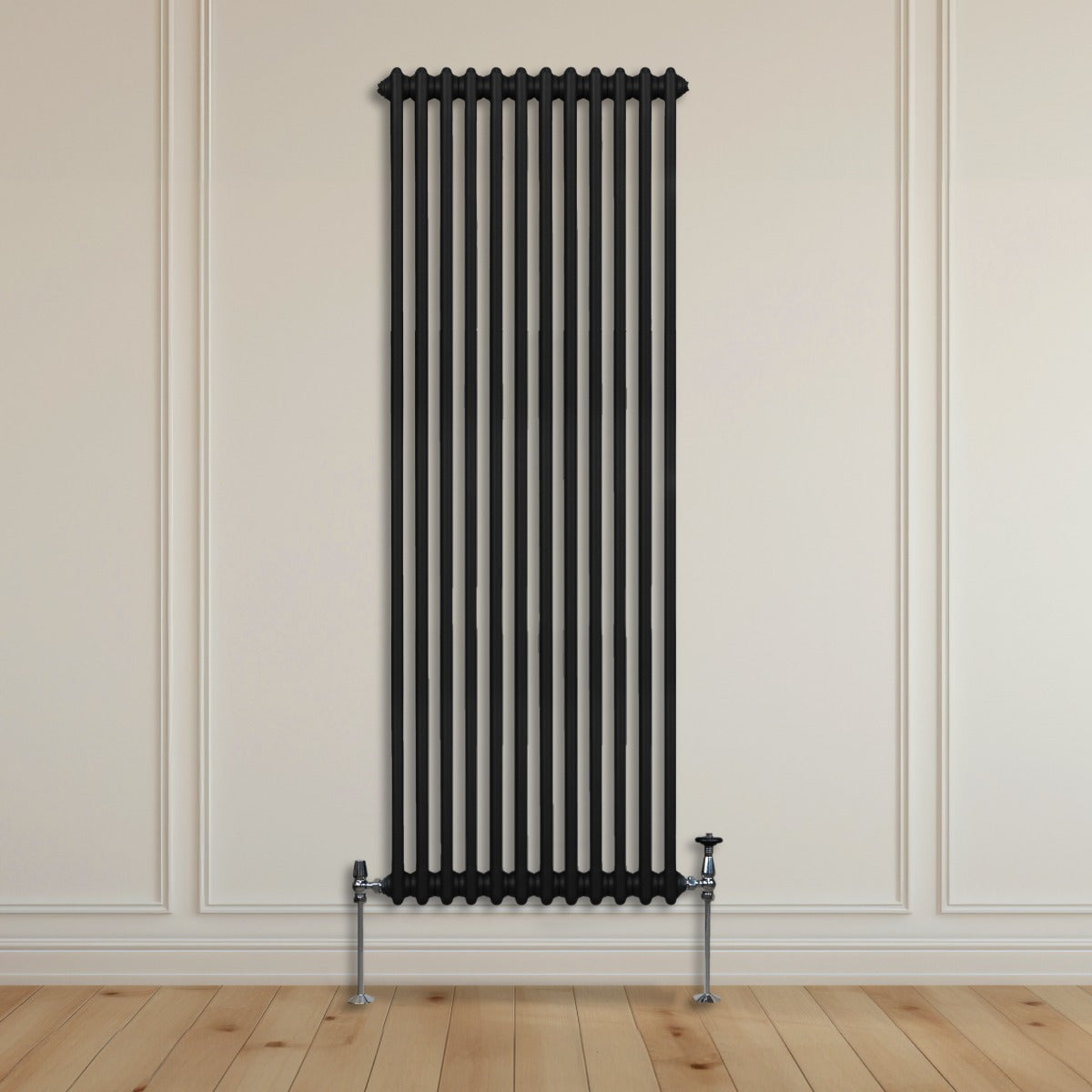 Termosifone a 2 colonne nero, 1800 x 562mm, con finitura liscia e tubi verticali, installato su parete chiara con pavimento in legno