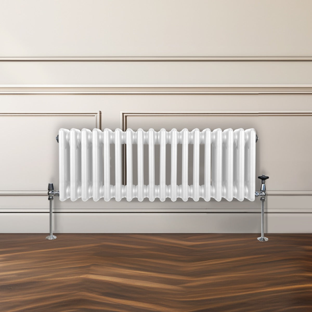 Termosifone a 3 colonne bianco, 300 x 832mm, con superficie liscia e lucida, installato su parete chiara e pavimento in legno scuro