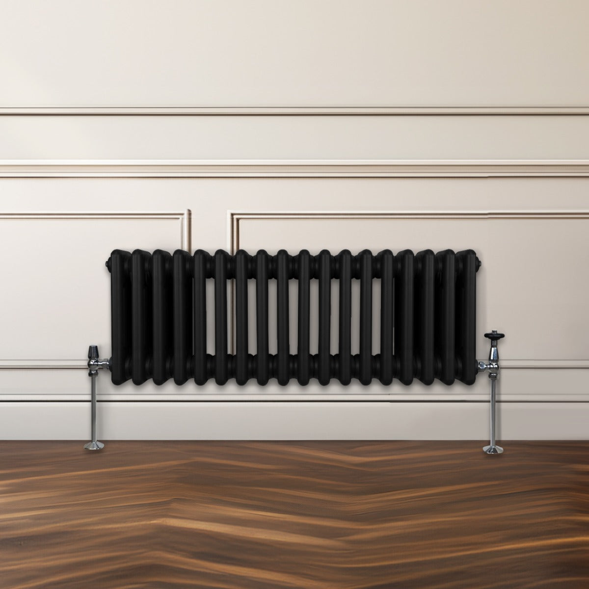 Termosifone a 3 colonne nero, 300 x 832mm, con finitura liscia e tubi verticali, installato su parete con pavimento in legno scuro