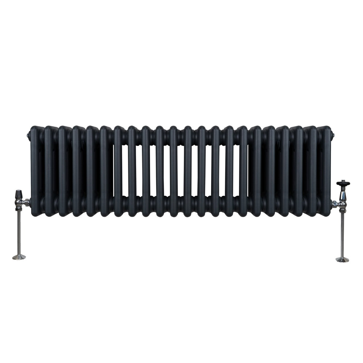 Termosifone a 3 colonne in grigio antracite, con finitura liscia e tubi rotondi, montato su supporti metallici robusti