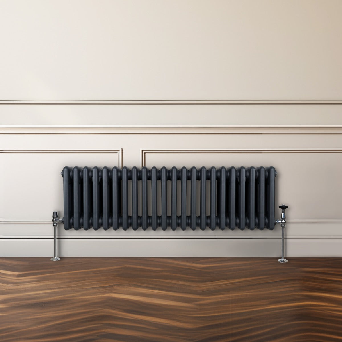 Termosifone a 3 colonne in grigio antracite, con finitura liscia e tubi verticali, montato su parete con supporti metallici lucidi
