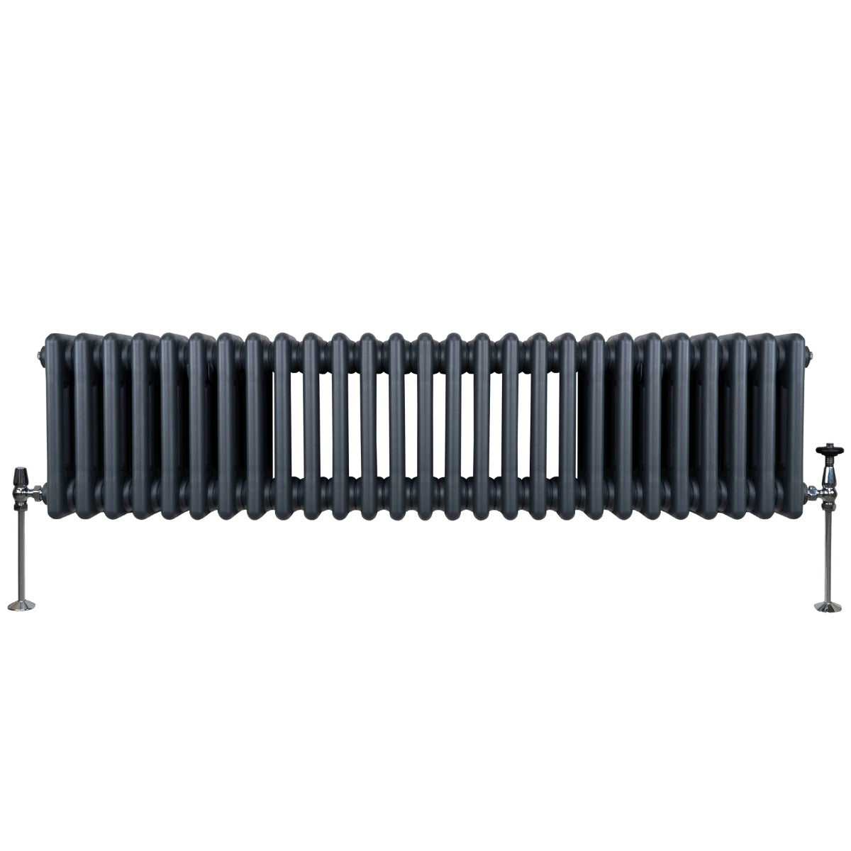 Termosifone a 3 colonne in grigio antracite, con finitura liscia e tubi verticali, montato su supporti metallici lucidi