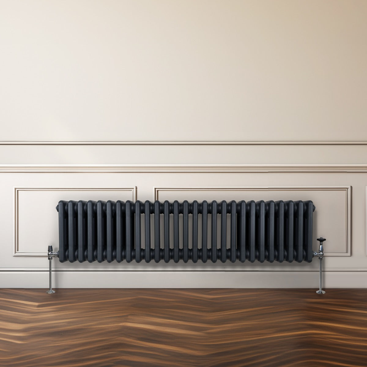 Termosifone a 3 colonne grigio antracite, lungo 1192mm, con finitura liscia e tubi verticali, posizionato contro una parete chiara