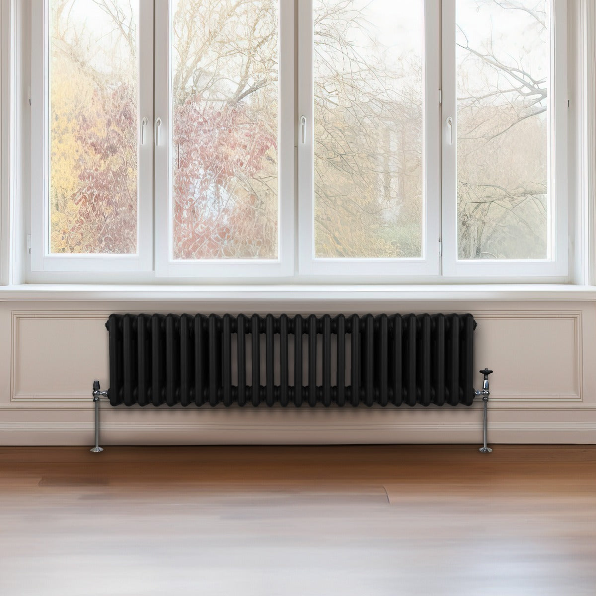 Termosifone a 3 colonne nero, elegante e moderno, installato sotto una finestra, con tubi metallici e finitura liscia, ideale per riscaldamento
