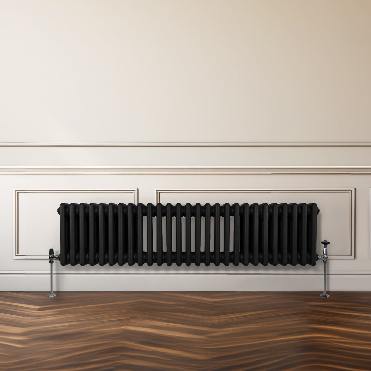 Termosifone a 3 colonne di colore nero, con finitura liscia e supporti metallici, posizionato contro una parete chiara su pavimento in legno scuro