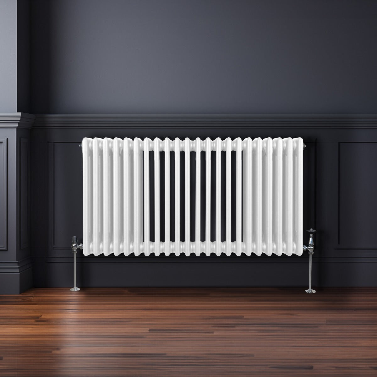 Termosifone a 3 colonne bianco, 600 x 1012mm, con finitura liscia e lucida, montato su parete scura, su pavimento in legno caldo