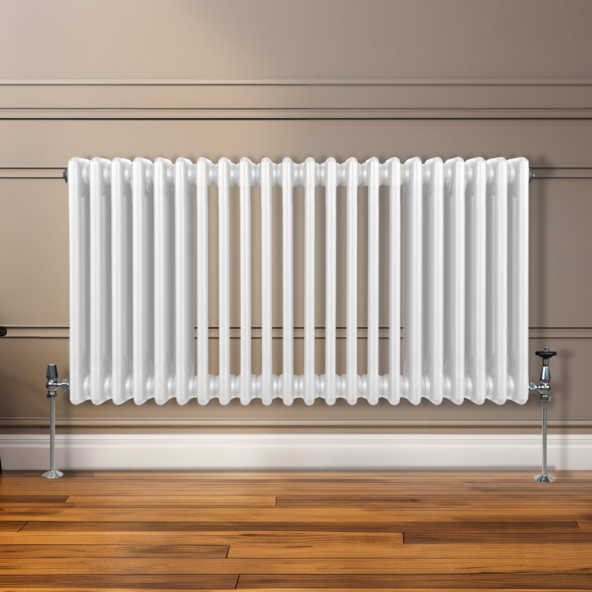 Termosifone a 3 colonne bianco, 600 x 1012mm, con superficie liscia e lucida, installato su parete in legno chiaro