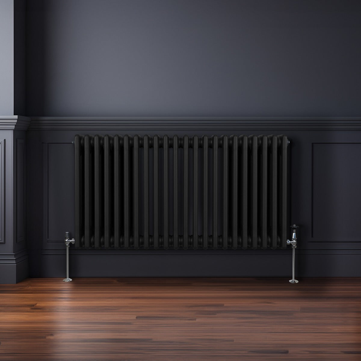 Termosifone a 3 colonne di colore nero, con finitura liscia e tubi verticali, installato su una parete scura in un ambiente elegante