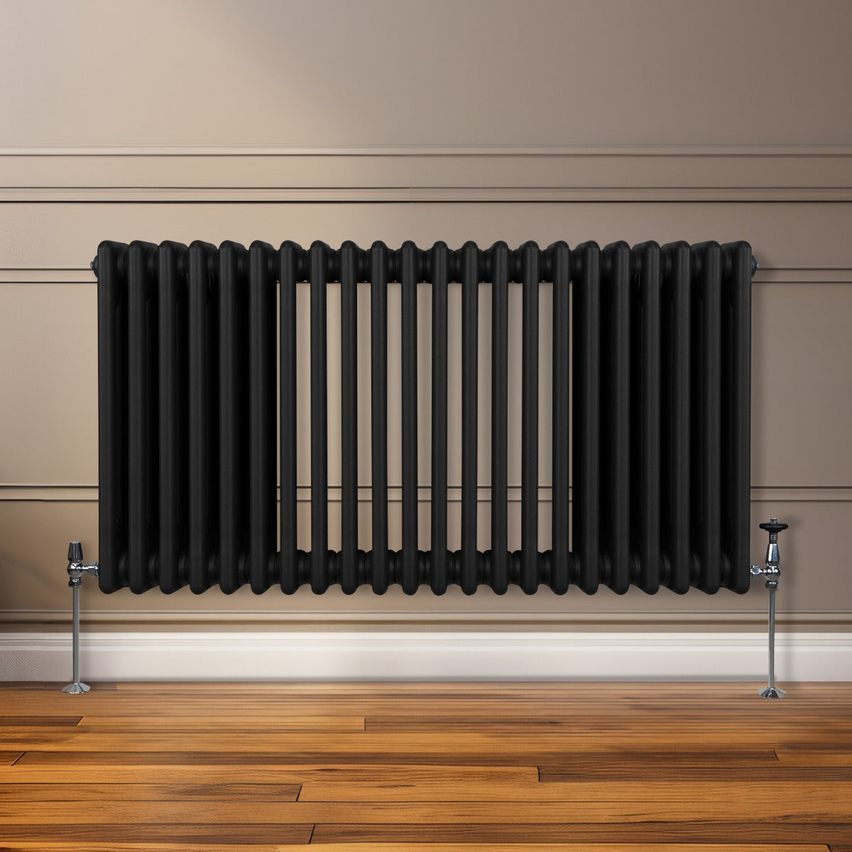 Termosifone a 3 colonne di colore nero, 600 x 1012mm, con finitura liscia e tubi verticali, installato su parete chiara in un ambiente elegante