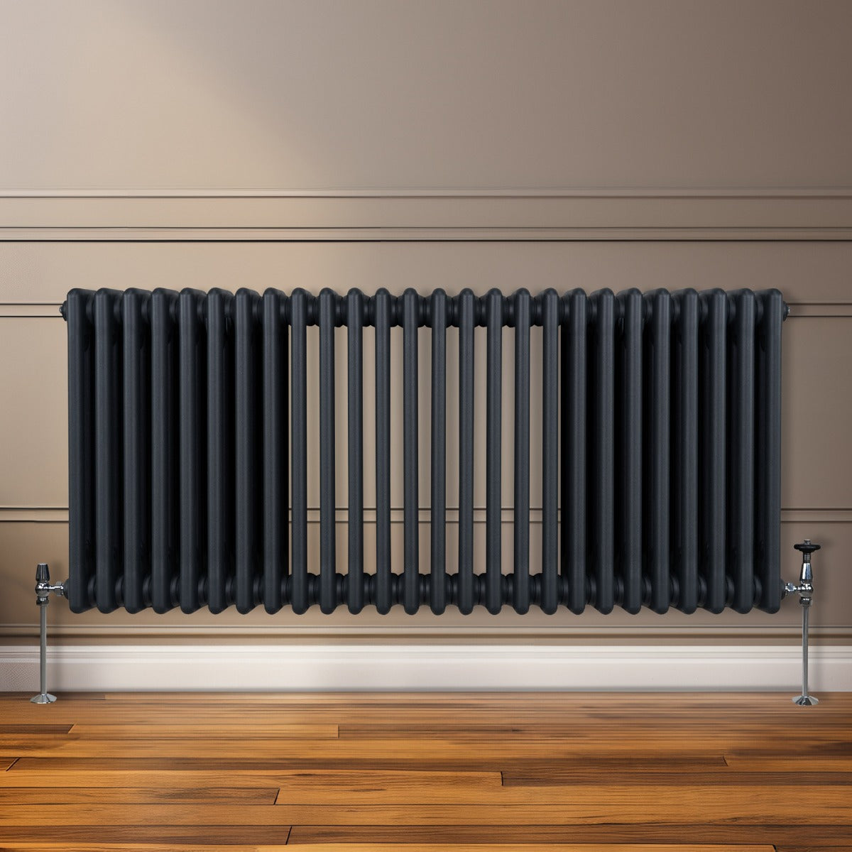 Termosifone a 3 colonne grigio antracite, con finitura liscia e design elegante, installato su parete in legno chiaro