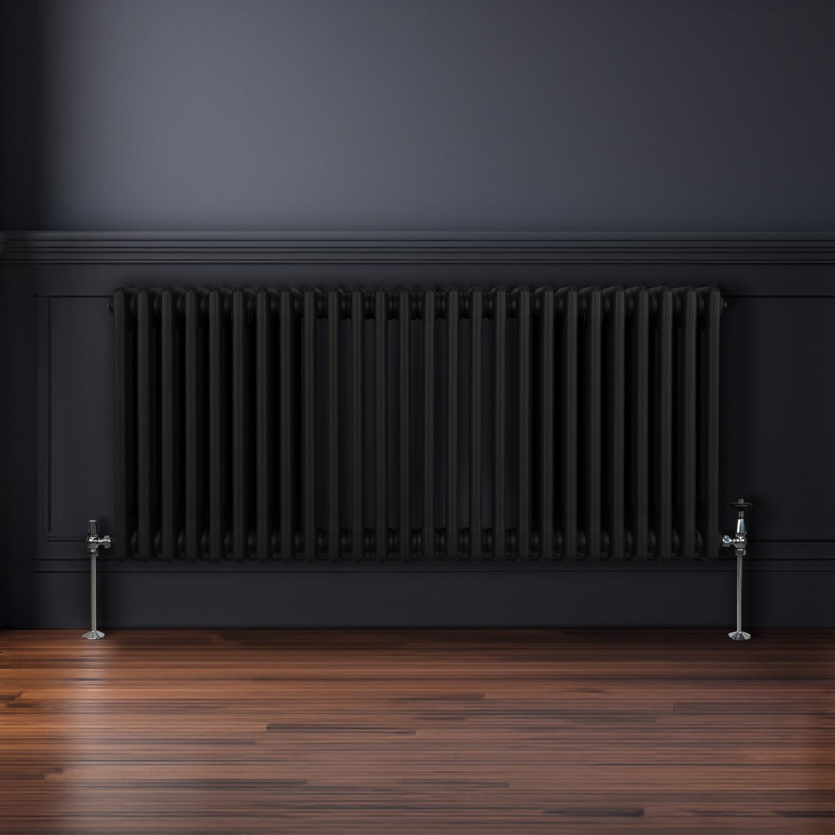 Termosifone a 3 colonne di colore nero, 600 x 1192mm, con finitura liscia e supporti metallici lucidi su un pavimento in legno scuro