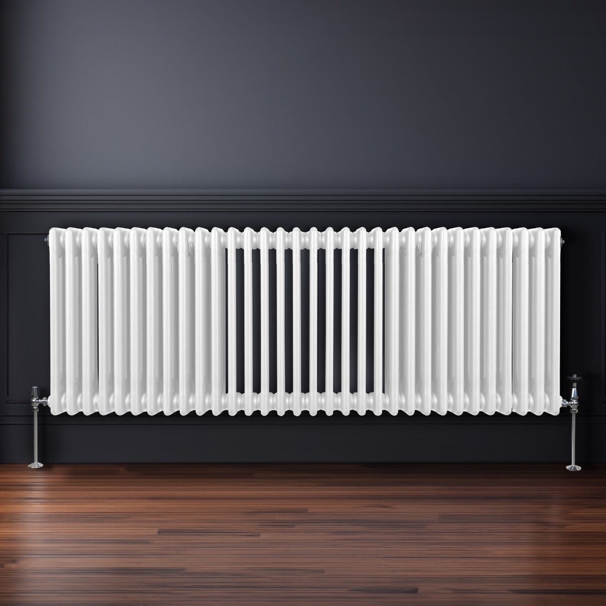 Termosifone a 3 colonne bianco, 600 x 1462mm, con finitura liscia e lucida, installato su parete scura, con pavimento in legno lucido