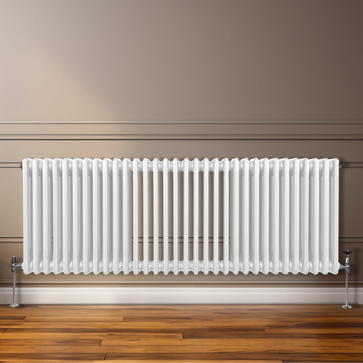 Termosifone a 3 colonne bianco, 600 x 1462mm, con finitura liscia e lucida, montato su parete in un ambiente elegante con pavimento in legno