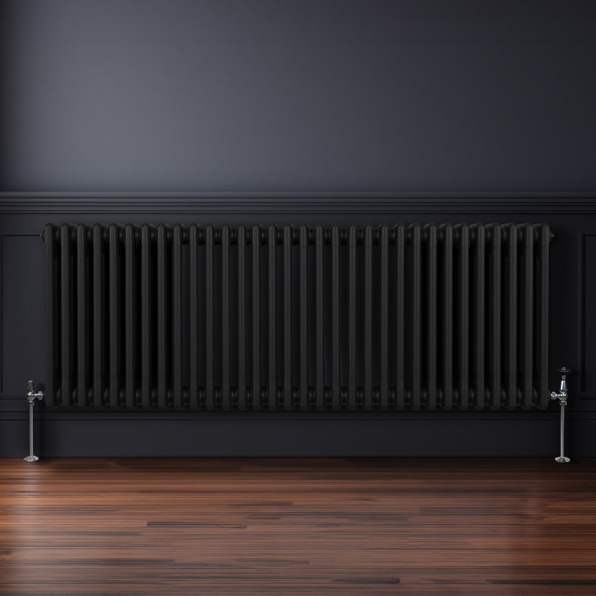 Termosifone a 3 colonne in colore nero, con finitura liscia e lucida, installato su parete scura, su pavimento in legno lucido