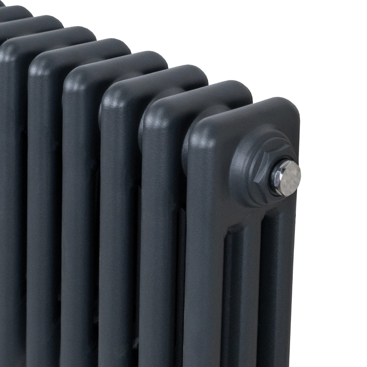 Termosifone a 3 colonne in grigio antracite, con finitura liscia e design elegante, ideale per riscaldare ambienti moderni