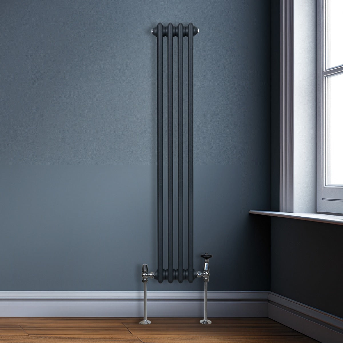 Termosifone a 3 colonne grigio antracite, elegante e moderno, installato su una parete blu, con tubi metallici lucidi e finitura liscia
