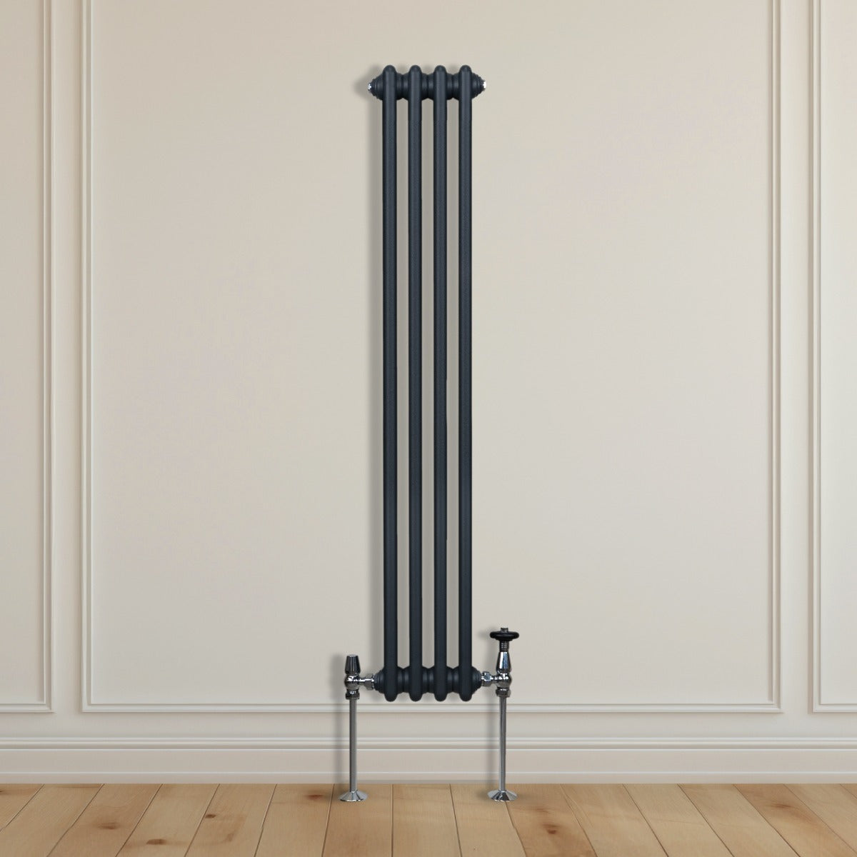 Termosifone a 3 colonne grigio antracite, alto e stretto, con finitura liscia, montato su parete chiara, con tubi di raccordo in metallo lucido