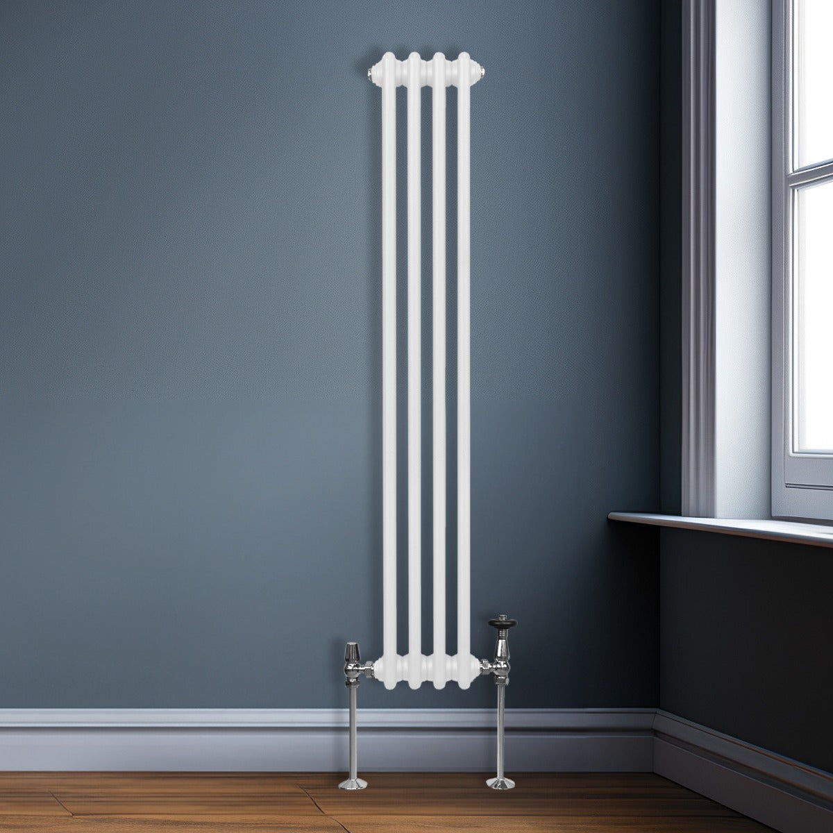 Termosifone a 3 colonne bianco, 1500 x 202mm, con finitura liscia e dettagli metallici, installato su parete blu accanto a una finestra