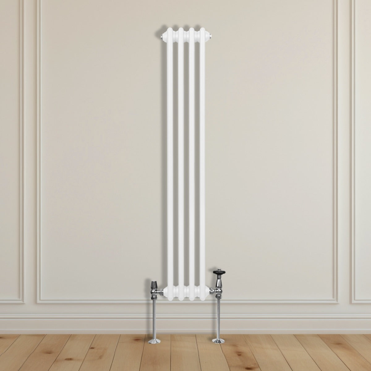 Termosifone a 3 colonne bianco, alta efficienza, design elegante, posizionato su un pavimento in legno chiaro, con valvole cromate