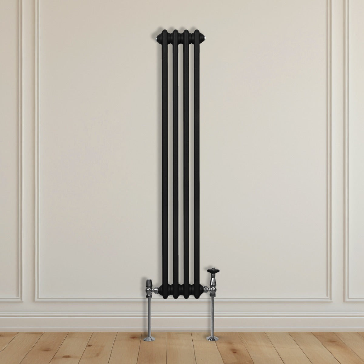 Termosifone a 3 colonne di colore nero, alto 1500 mm, con finitura liscia e tubi verticali, installato su parete chiara con pavimento in legno