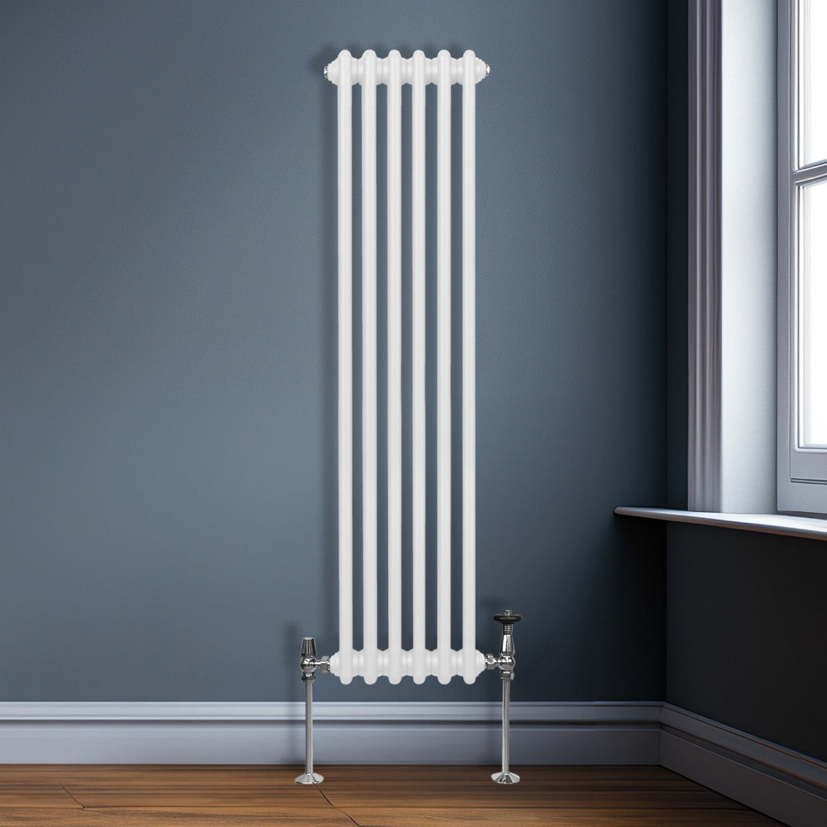 Radiatore termosifone a 3 colonne, bianco lucido, installato su parete blu, con tubi verticali e supporti cromati a pavimento