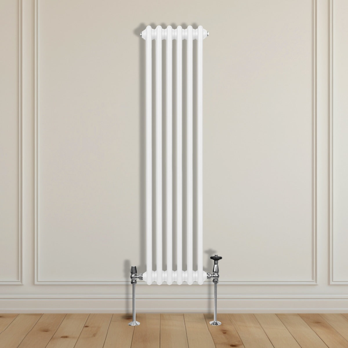 Termosifone a 3 colonne bianco, alto e stretto, con finitura liscia e lucida, installato su parete chiara, con tubi di collegamento in metallo