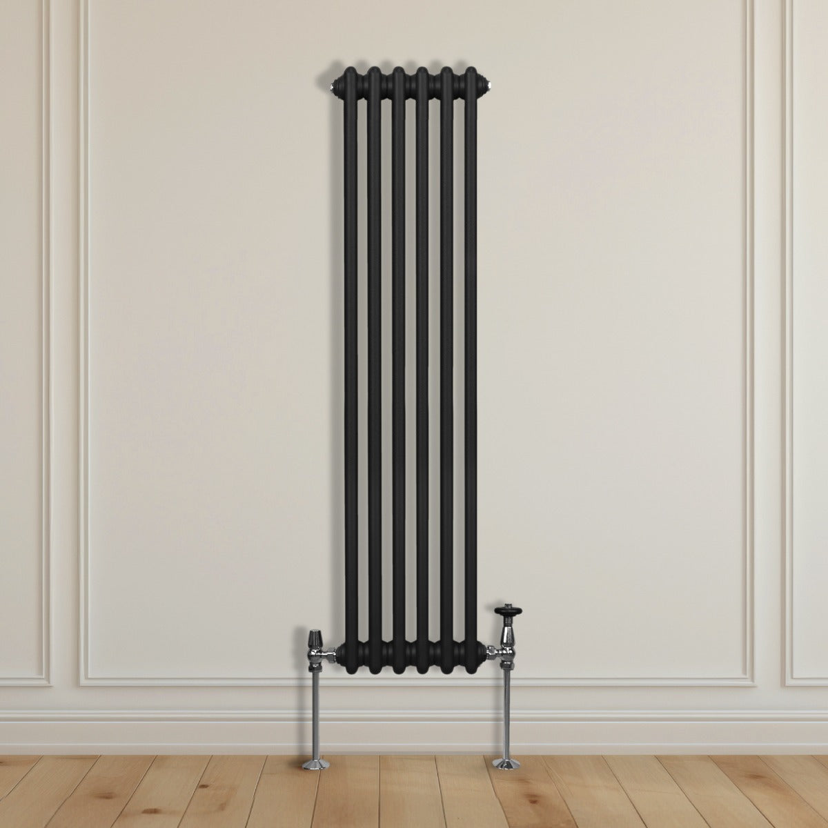 Termosifone a 3 colonne nero, 1500 x 292mm, con finitura liscia e tubi verticali, installato su parete chiara in ambiente elegante