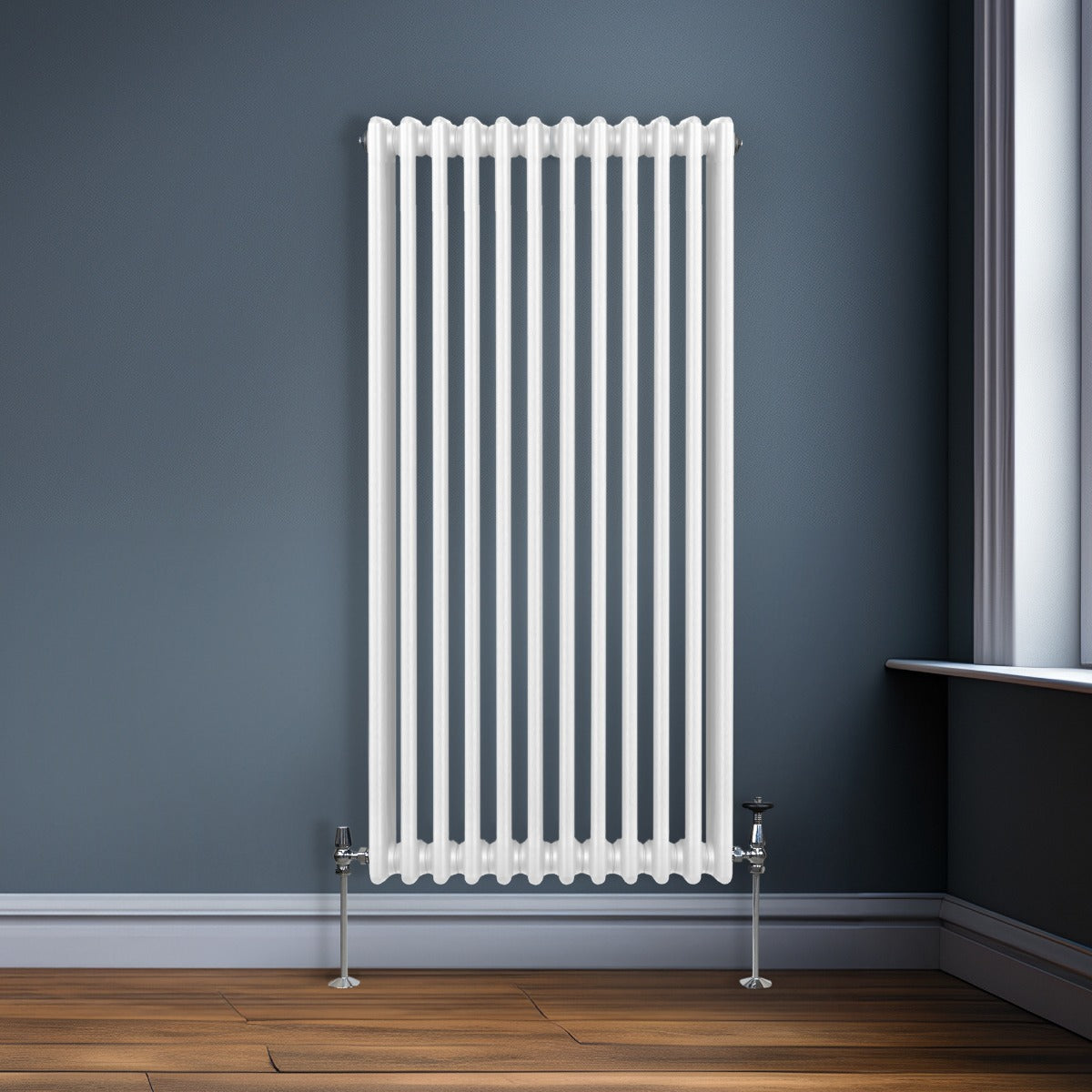 Termosifone a 3 colonne bianco, 1500 x 562mm, con finitura liscia e lucida, installato su parete blu, con tubi metallici a vista