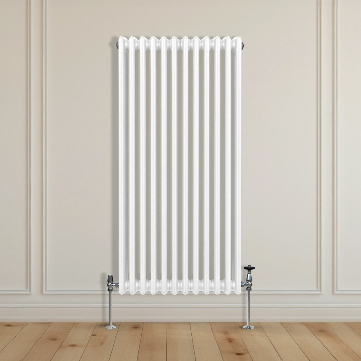 Termosifone a 3 colonne bianco, 1500 x 562mm, con finitura liscia e lucida, installato su parete chiara, con tubi di collegamento in metallo
