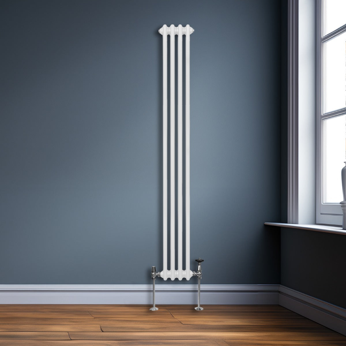 Termosifone a 3 colonne bianco, elegante e moderno, installato su parete grigia, con dettagli metallici e finitura liscia