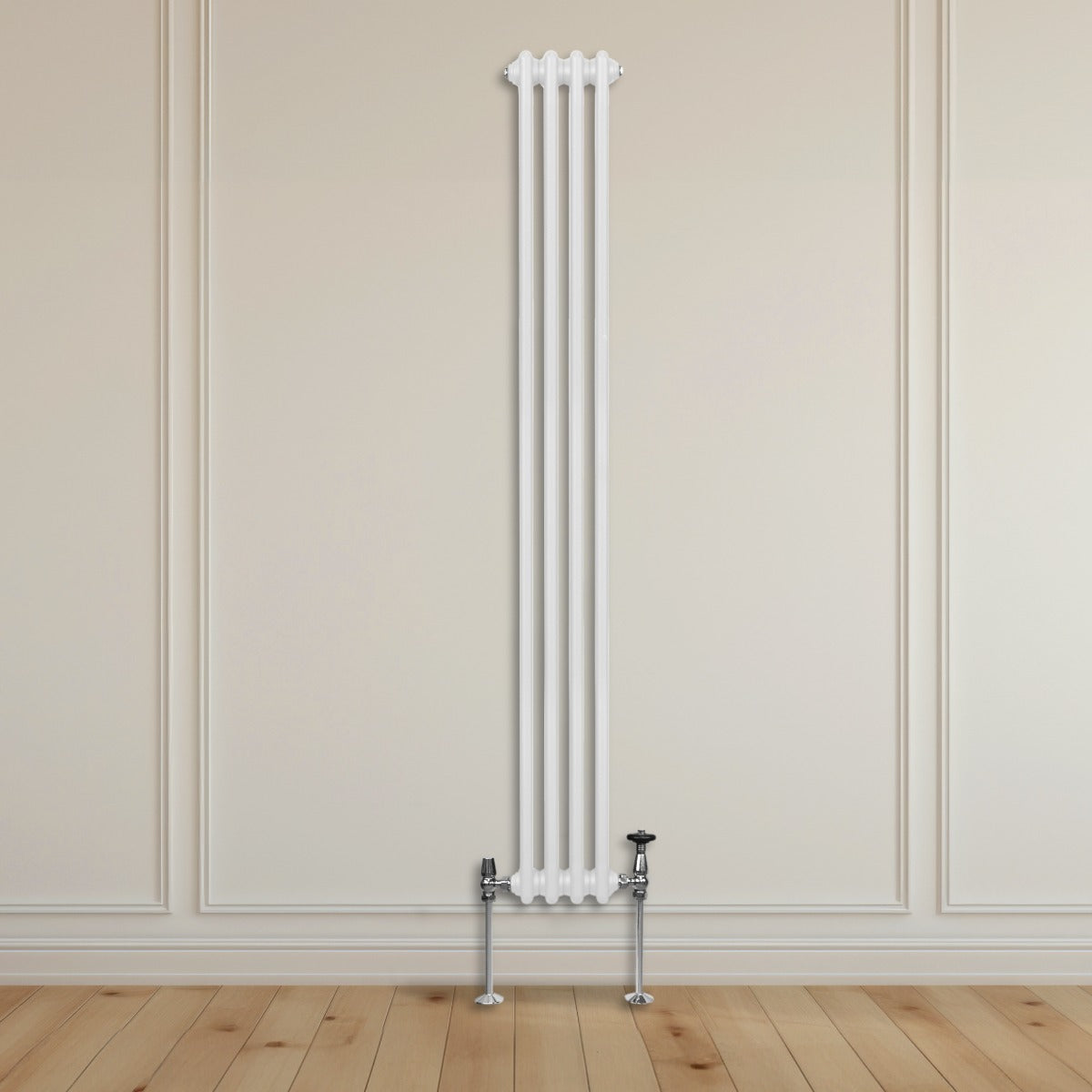 Termosifone a 3 colonne bianco, alto 1800 mm, con finitura liscia e supporti metallici, posizionato su parete chiara in ambiente elegante