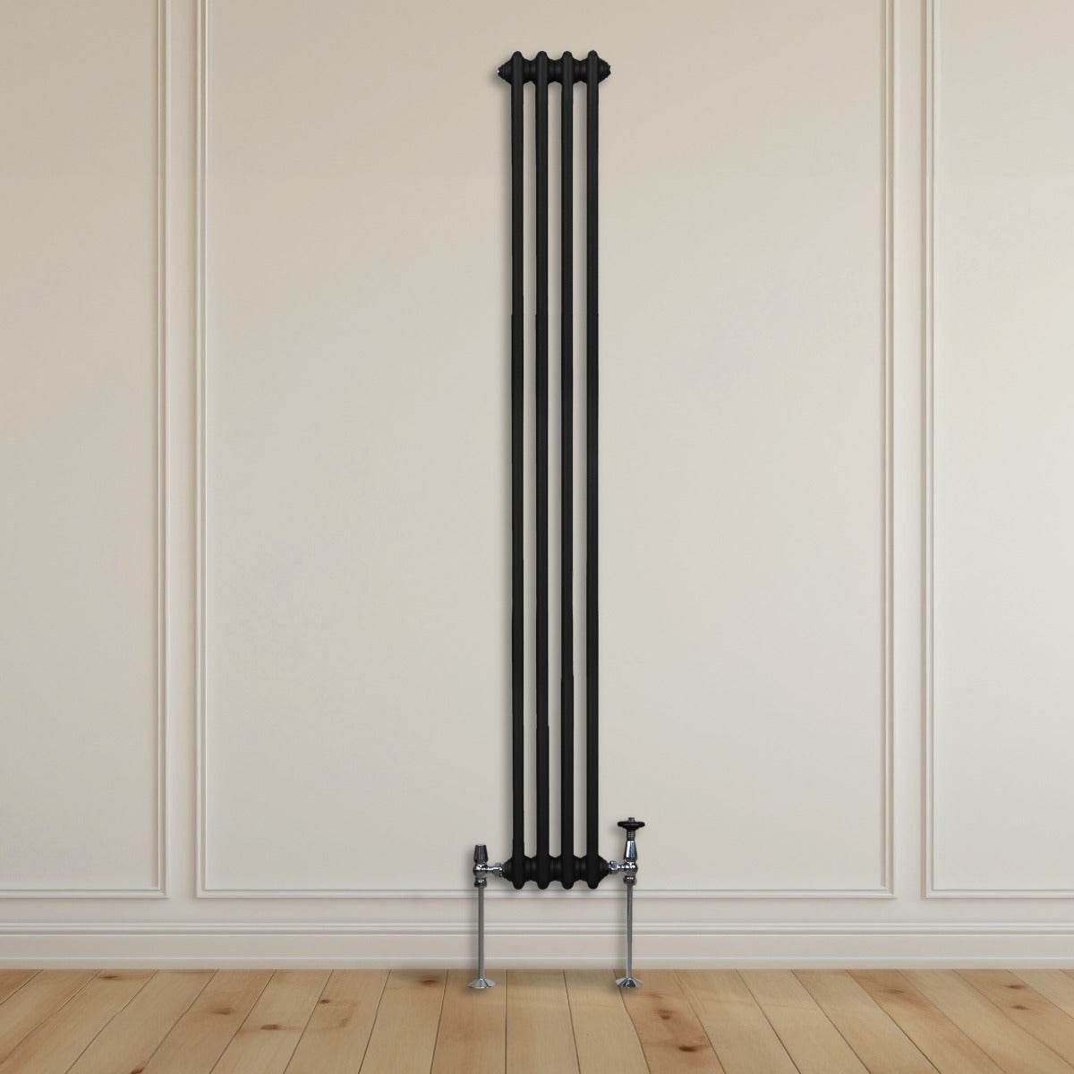 Termosifone a 3 colonne di colore nero, alto e stretto, con finitura liscia, installato su una parete chiara, su pavimento in legno