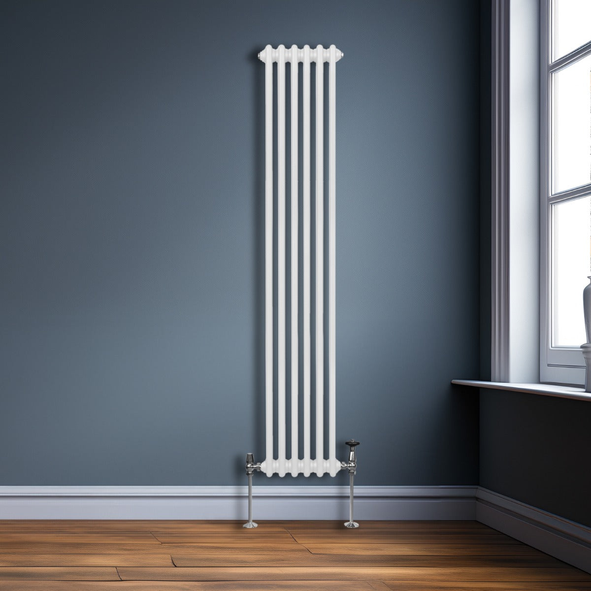 Termosifone a 3 colonne bianco, elegante e moderno, installato su una parete blu, con finitura liscia e dettagli metallici lucidi