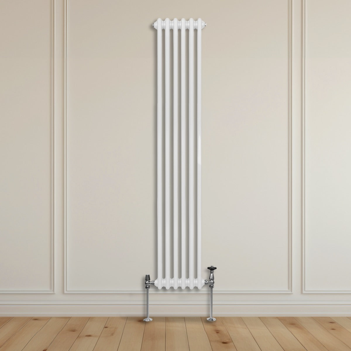 Termosifone a 3 colonne bianco, elegante e verticale, installato su parete chiara, con tubi lucidi e base in metallo cromato