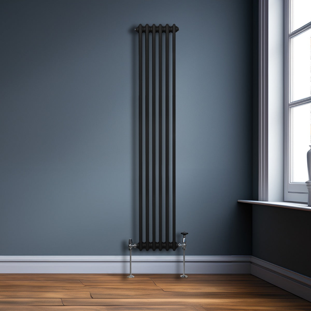 Termosifone a 3 colonne nero, 1800 x 292mm, con finitura liscia e supporti metallici, posizionato in un ambiente moderno con pareti blu