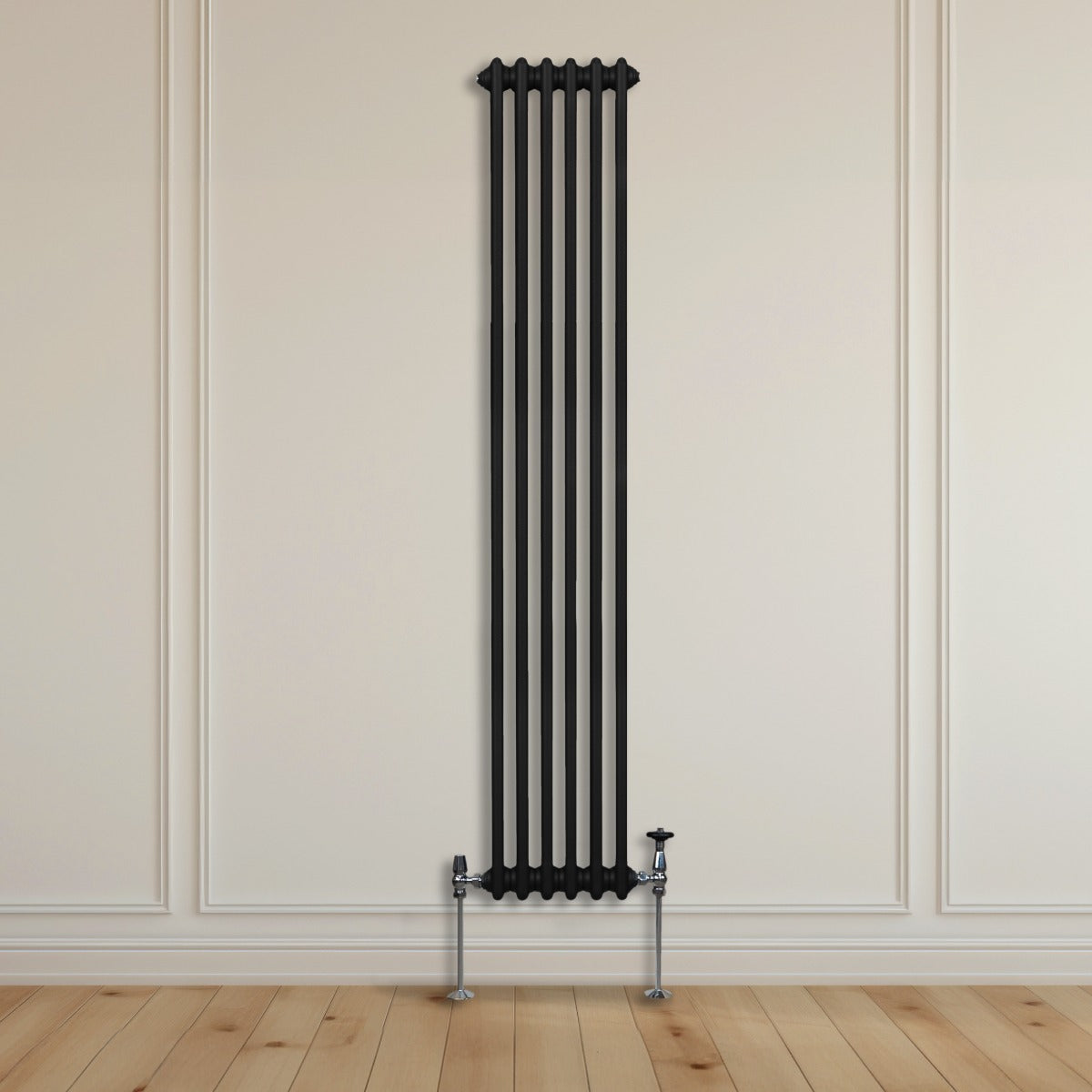 Termosifone a 3 colonne nero, 1800 x 292mm, con finitura liscia e tubi verticali, installato su parete bianca con pavimento in legno chiaro