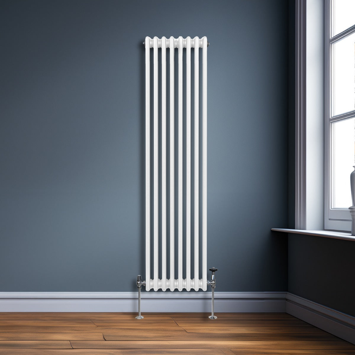 Termosifone a 3 colonne bianco, 1800 x 382mm, con finitura liscia e lucida, installato su una parete blu con pavimento in legno chiaro