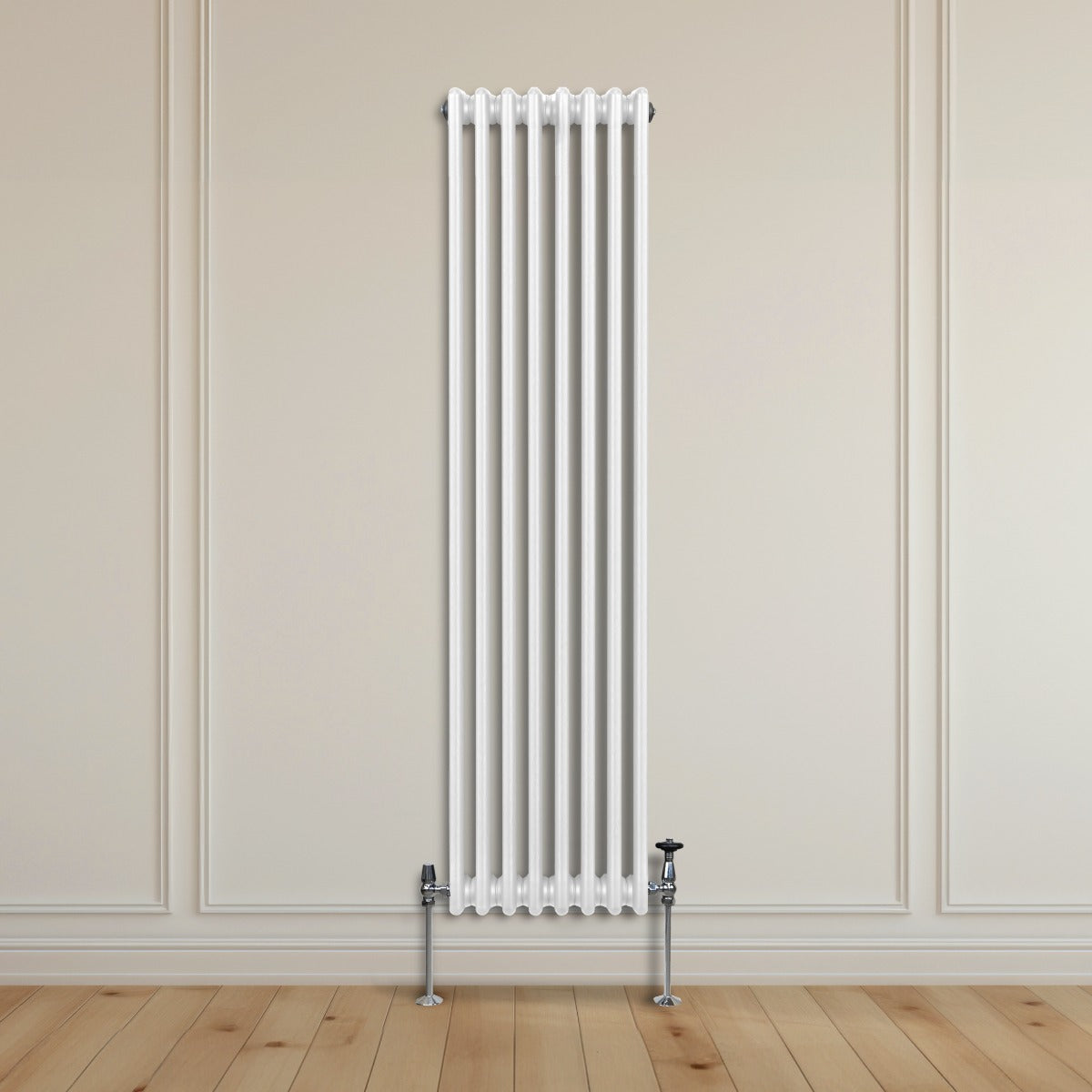 Termosifone a 3 colonne bianco, elegante e moderno, installato su parete chiara, con tubi cromati e pavimento in legno chiaro