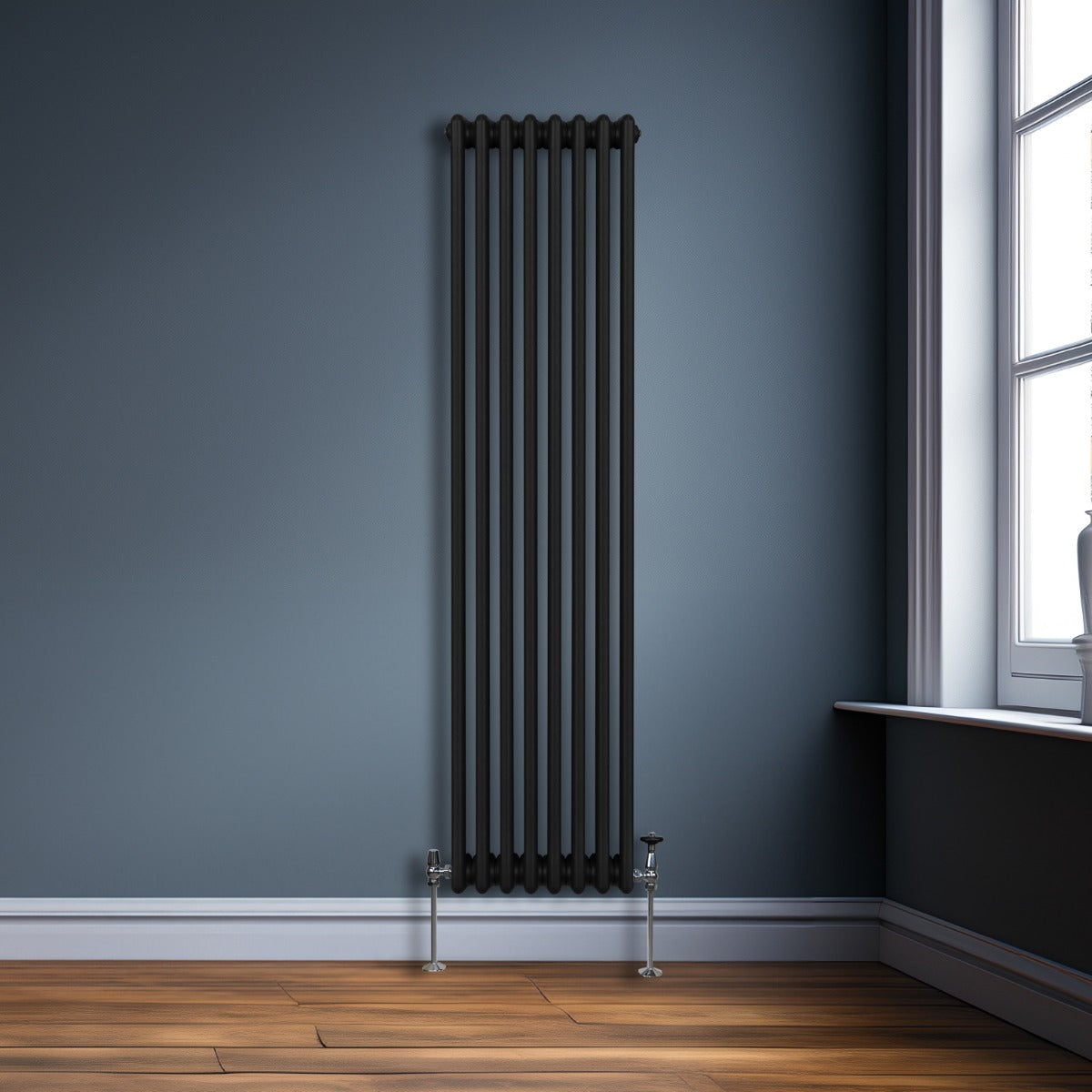 Termosifone a 3 colonne nero, 1800 x 382mm, con finitura liscia e moderna, installato su parete blu in ambiente elegante con pavimento in legno