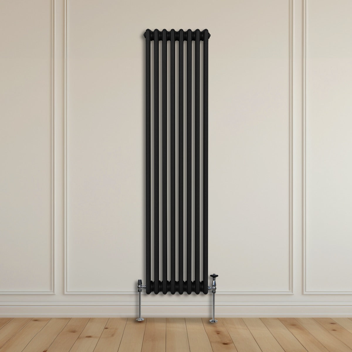 Termosifone a 3 colonne nero, 1800 x 382mm, con finitura liscia e tubi verticali, installato su parete bianca in un ambiente elegante