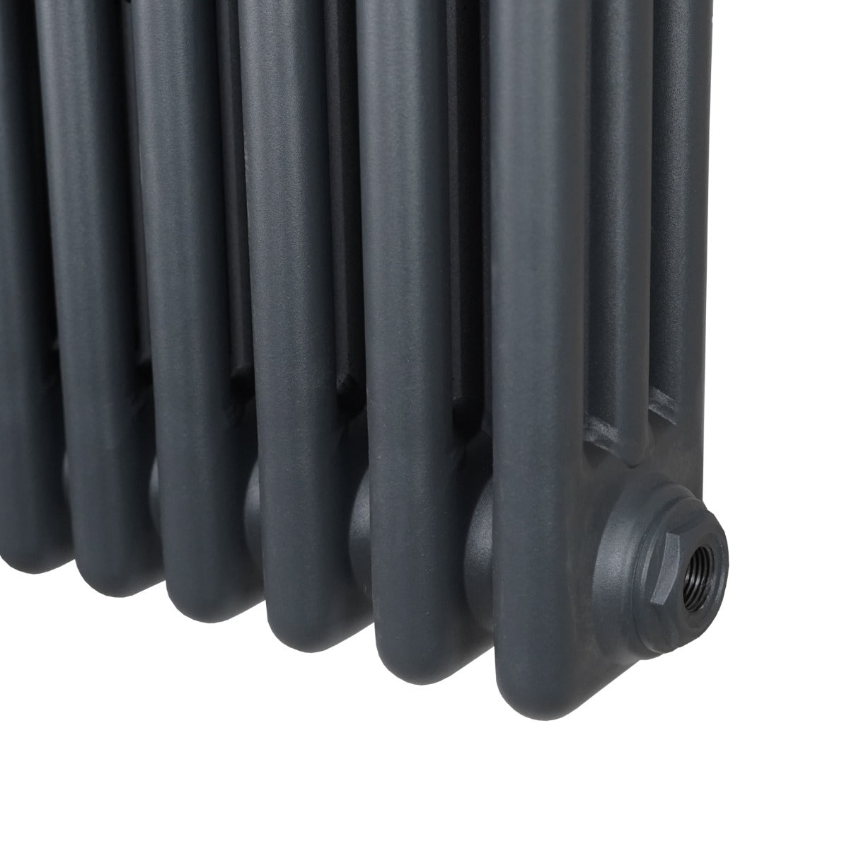 Radiatore termosifone a 3 colonne in grigio antracite, con finitura liscia e dettagli metallici, misura 1800 x 472mm