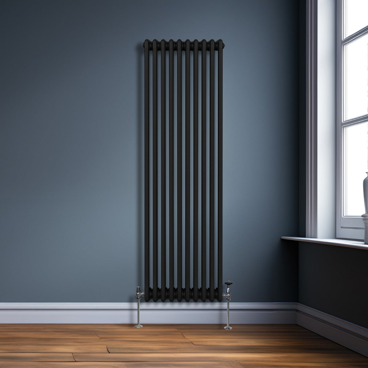 Termosifone a 3 colonne nero, 1800 x 472mm, con finitura liscia e moderna, installato su parete blu in ambiente elegante con pavimento in legno
