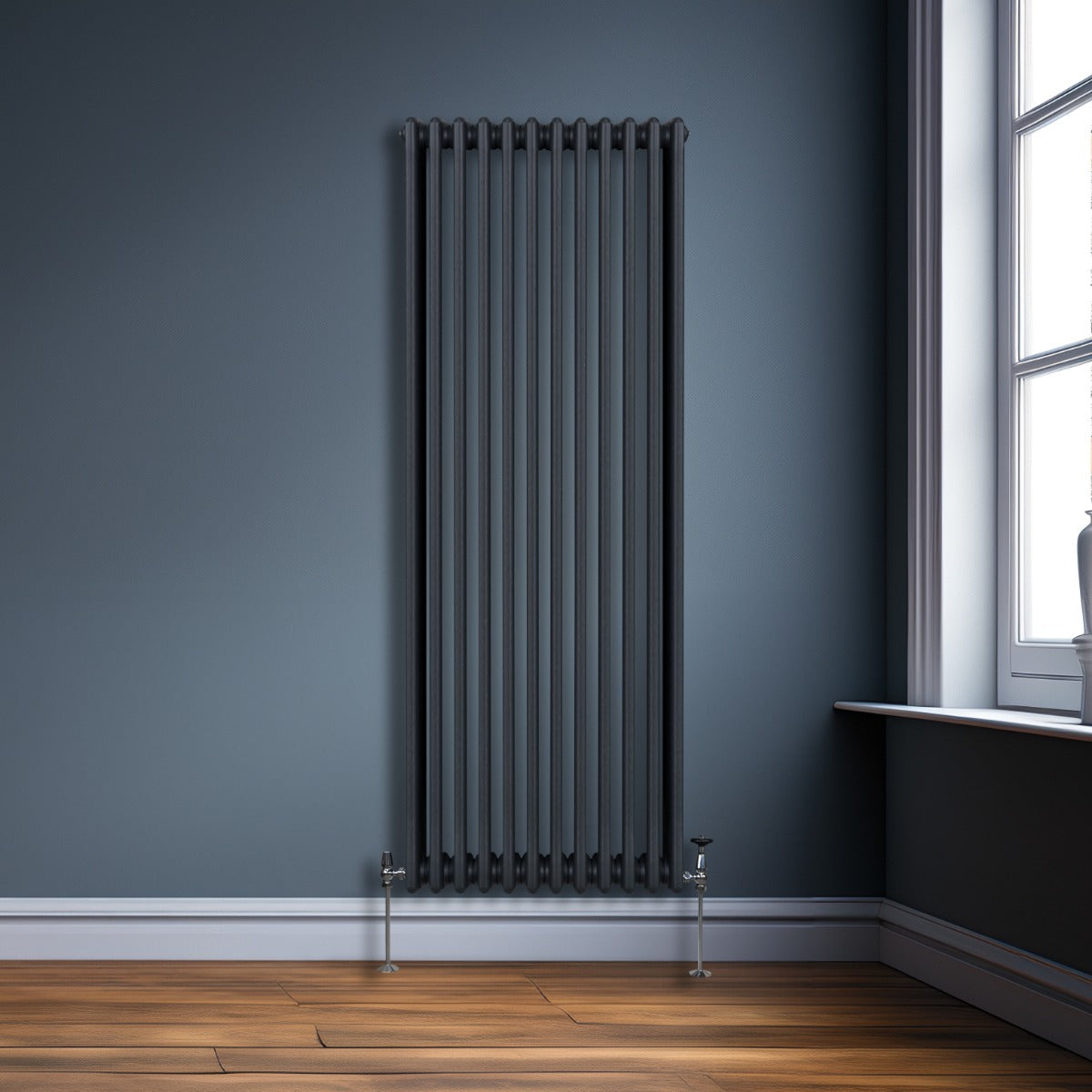 Termosifone a 3 colonne grigio antracite, elegante e moderno, installato su una parete blu con pavimento in legno lucido